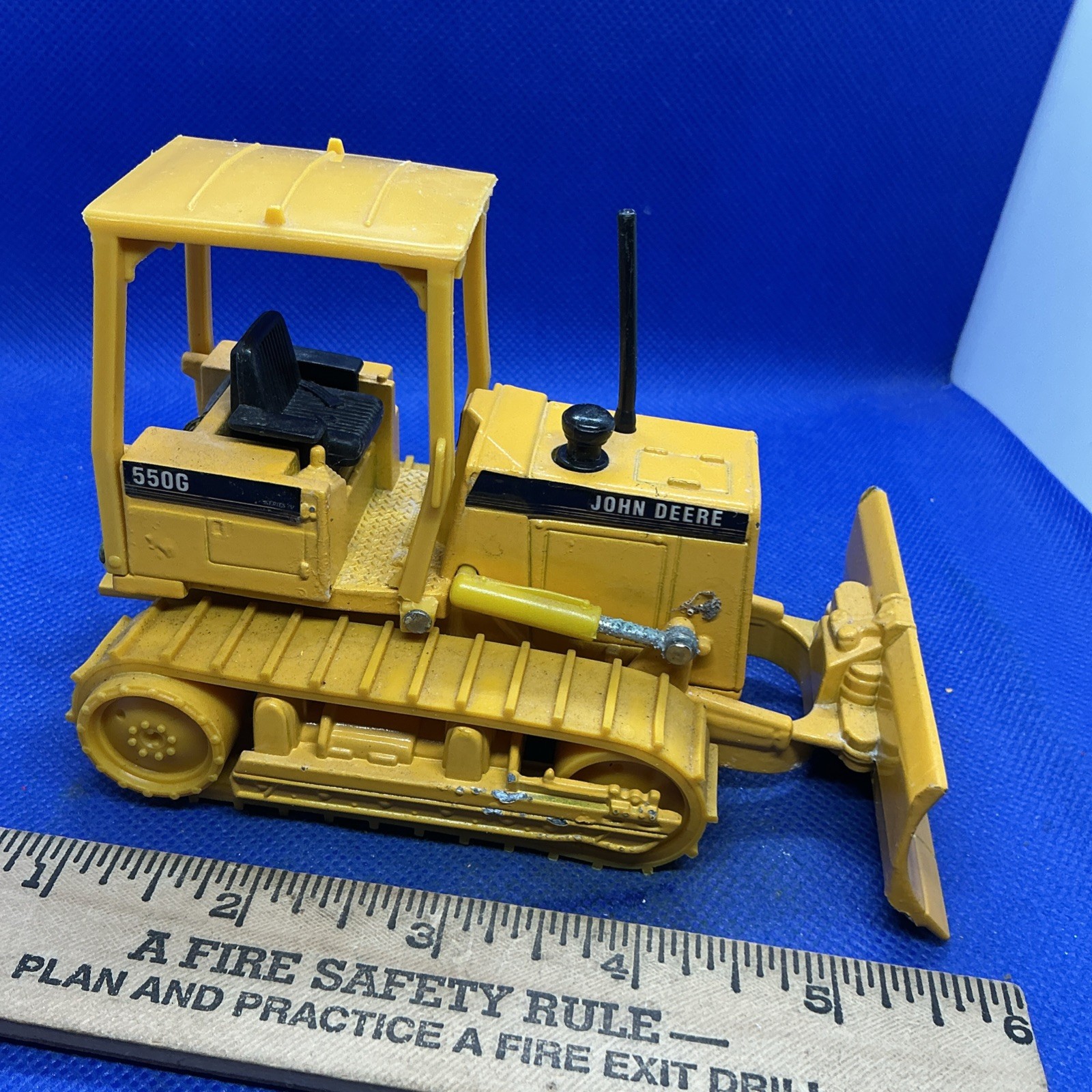 ERTL – JOHN DEERE 550G CRAWLER / BULLDOZER / DOZER – 1/32 DIECAST