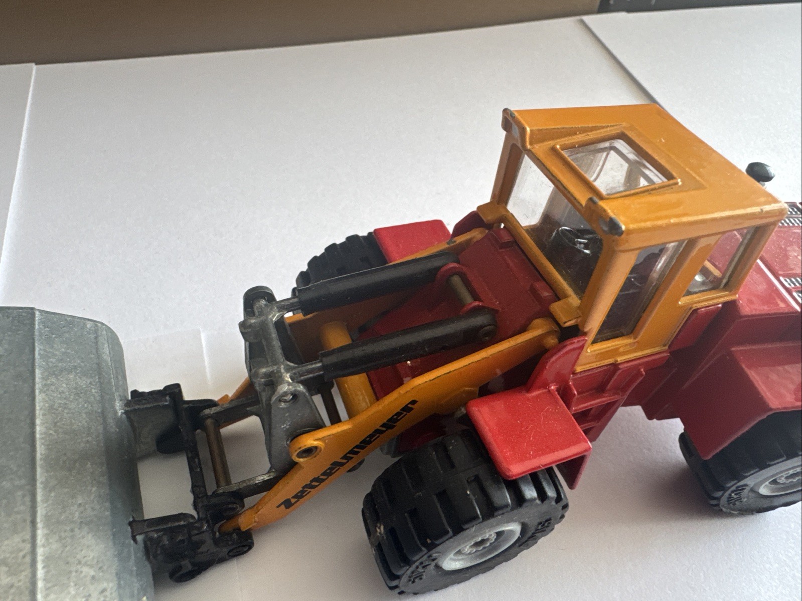 SIKU 1:55 Scale Zettemeyer Front Loader. Free Shipping