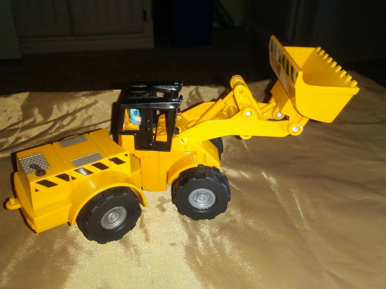 Smart Toys, Loader with Metal Cab 1998 yellow with person driving has all parts