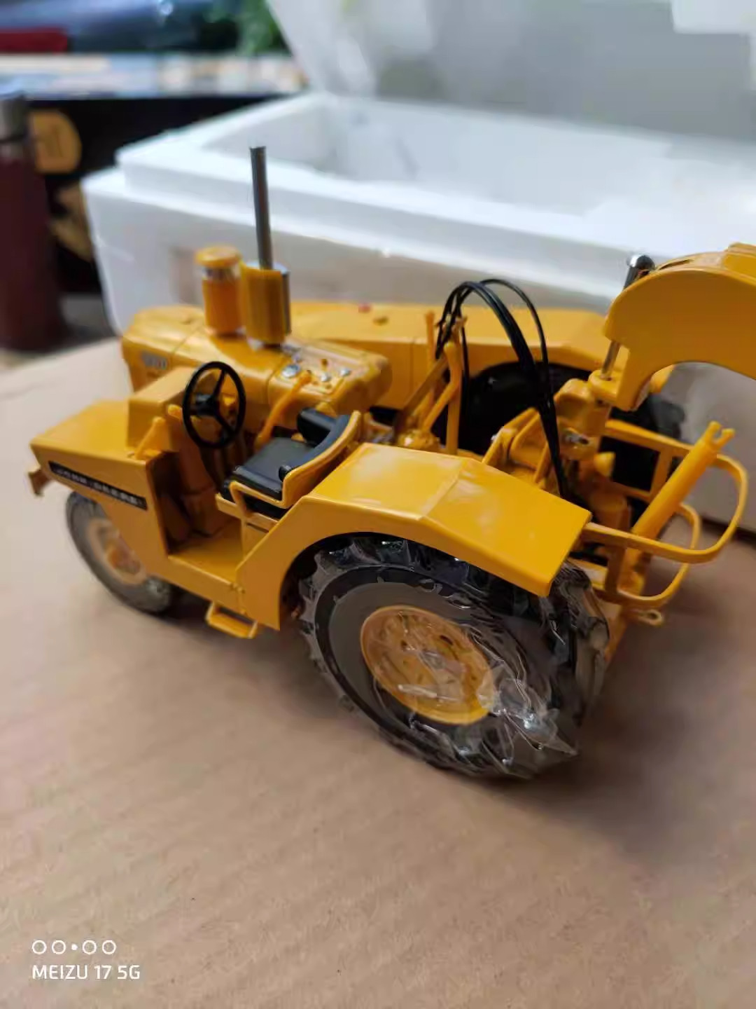 1:24 Scale John Deere 840 Diesel with 400 Scraper – Reuhl Model JD840/400 New