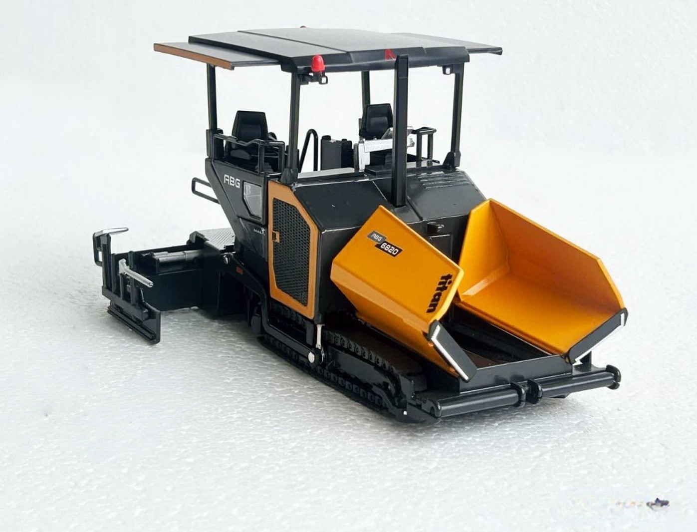 1/50 Scale AMMANN ABG 6820 TRACKED ASPHALT PAVER Yellow Diecast Model Toy Gift