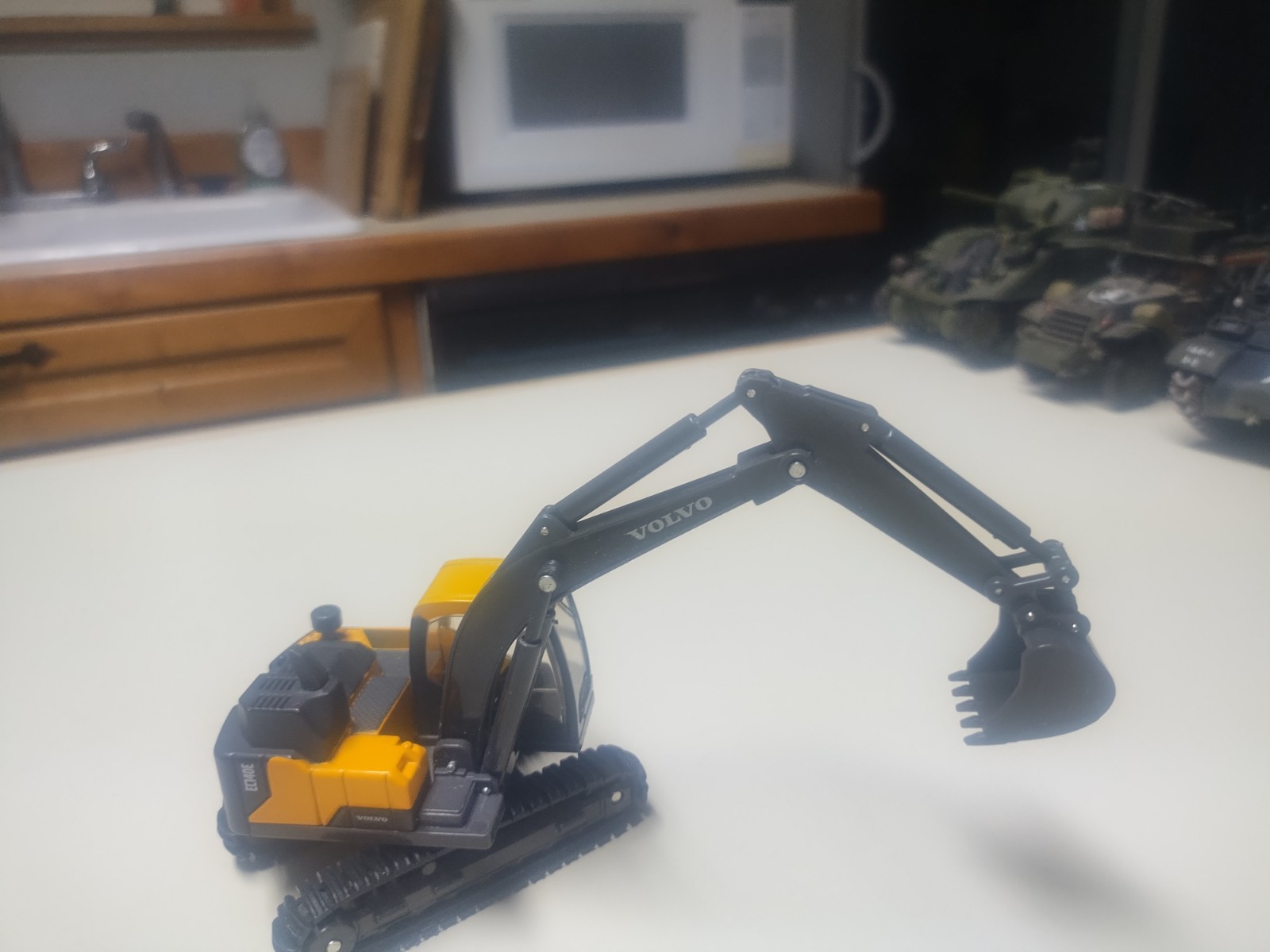 New Ray 1/64⁸ Volvo EC140E Excavator