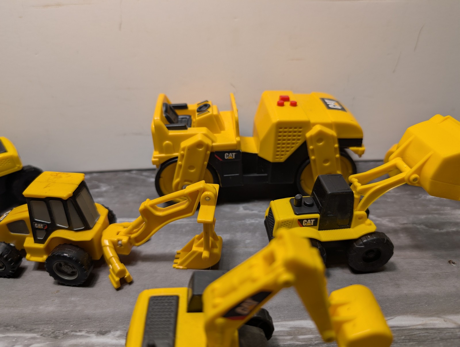 Lot of 9 CAT Construction Toy Vehicles Die-Cast and plastic Dirt Movers