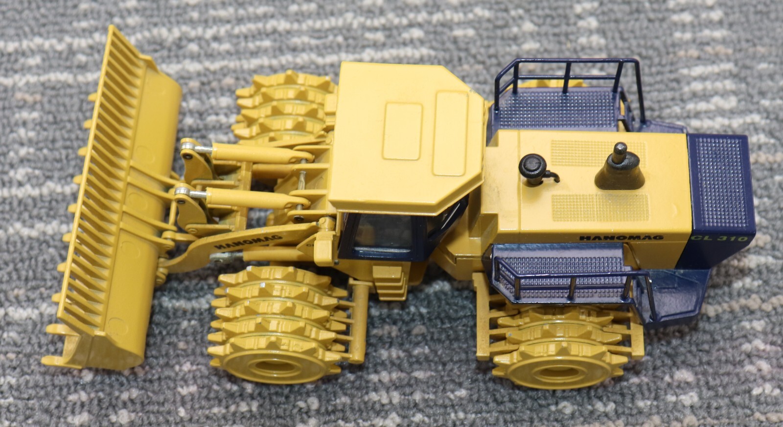 Conrad Hanomag CL 310 Compactor Excavator 1:50 2425 in Box Germany
