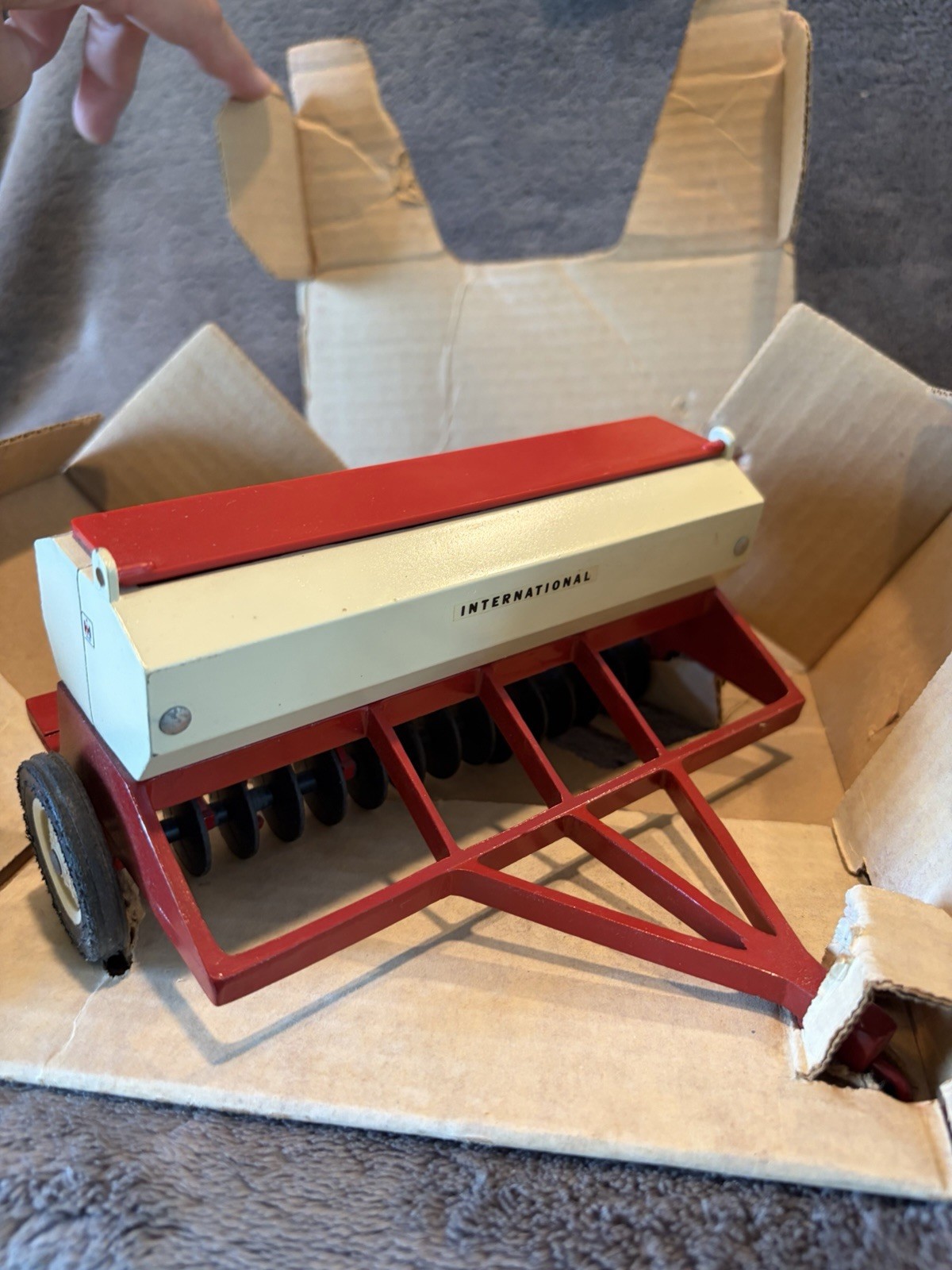 International grain drill IH VINTAGE 1/16 scale NBox 448 VERY HARD TO Find Red