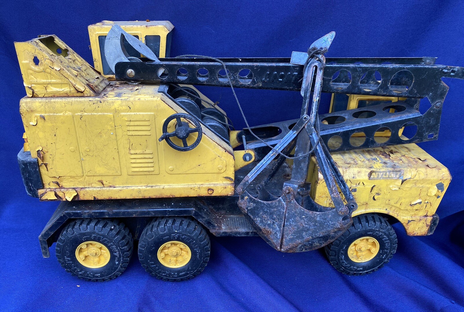 Vintage – Nylint Crane Truck – Yellow Steel – Pre-owned condition