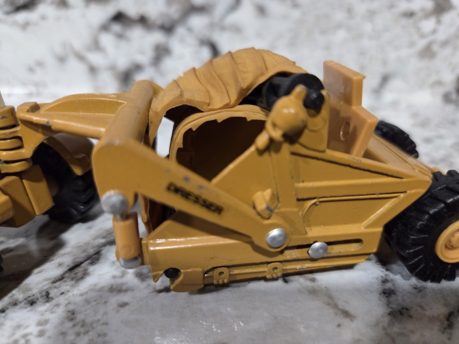 ERTL 1:64 Mighty Movers 4128 Dresser Scraper #1855