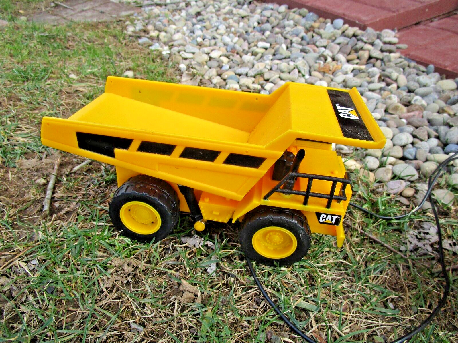 TOY STATE CAT Caterpillar 9″ Remote Control Dump Truck Lights Sounds +1 w/effect