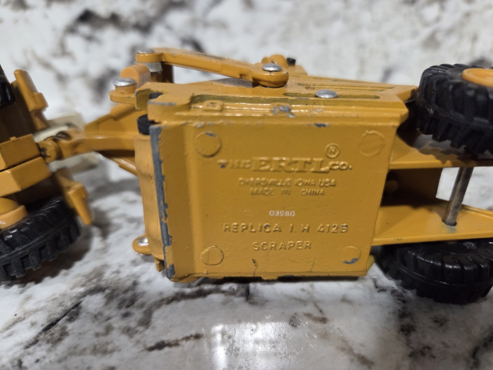 ERTL 1:64 Mighty Movers 4128 Dresser Scraper #1855