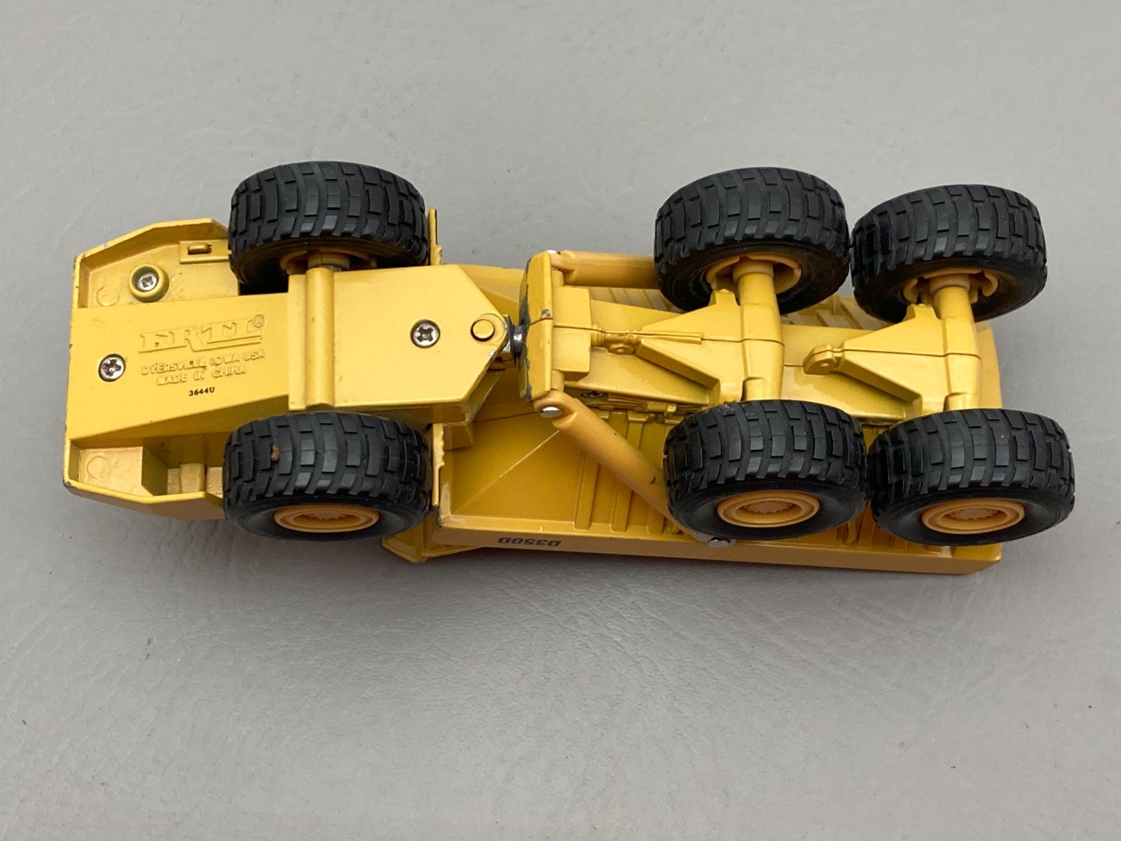 ERTL Caterpillar D350D Articulated Dump Truck Model 2431 1:50 Scale Collectible