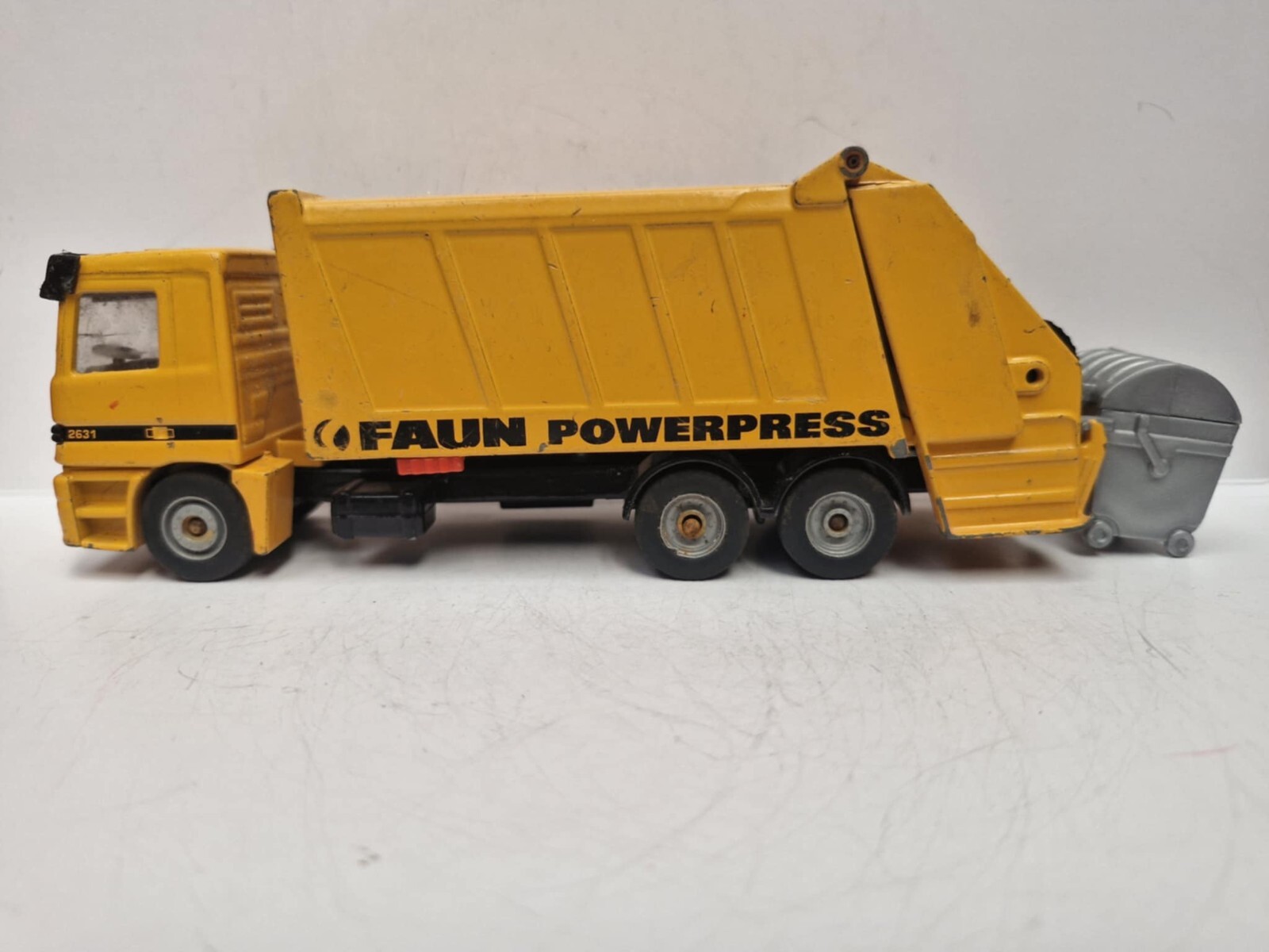 Siku Super Series Mercedes Actros Garbage Truck 1:55 die cast unboxed used cond