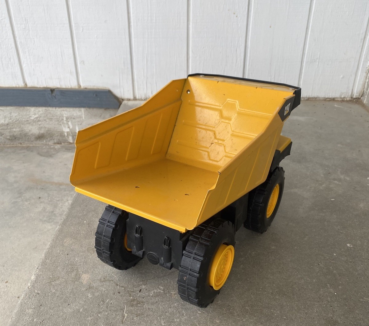 CAT Funrise #82353 Toy Dump Truck Caterpillar Hauling Construction Play