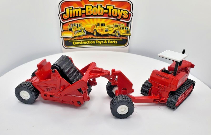 Ertl IH TD20 Dozer with Pull-type International 412B Scraper (1:64 Scale)