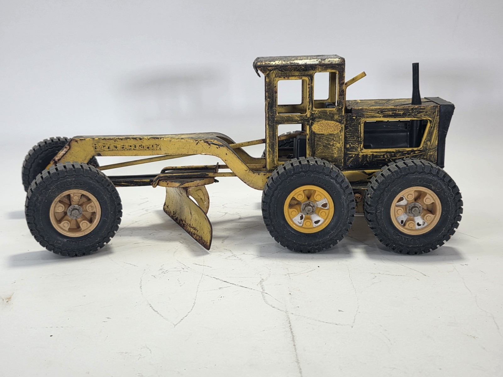 Vintage Pressed Metal Yellow Tonka Road Grader MR-970- 18″ 1970’s GUC