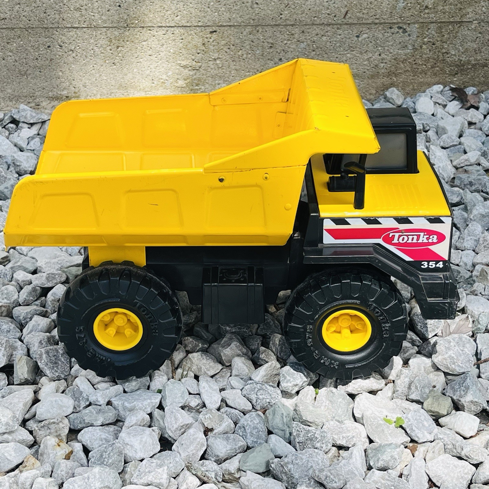 Classic Tonka 2012 Mighty Dump Truck 354 XMB 975 Tires Pressed Steel FAST SHIP