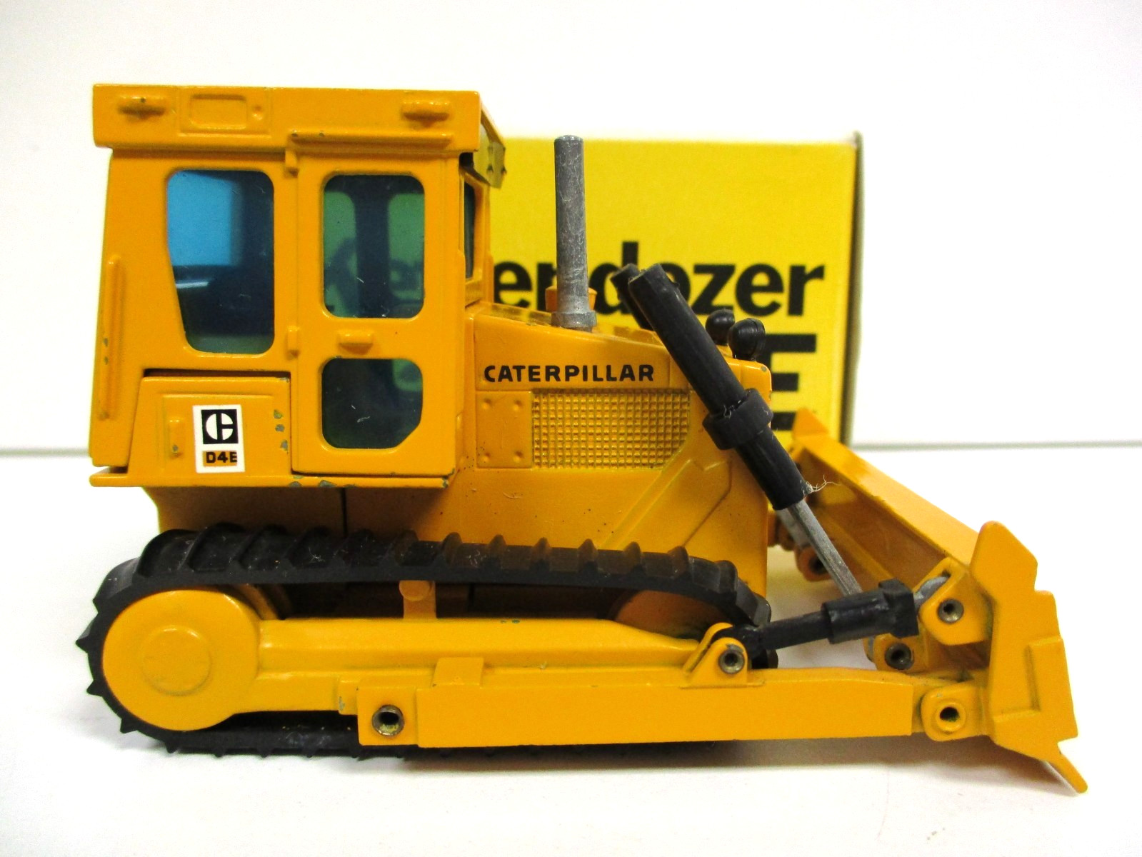NZG – CATERPILLAR / CAT D 4 E D4E BULLDOZER / DOZER TRACK-TYPE TRACTOR – 1/50