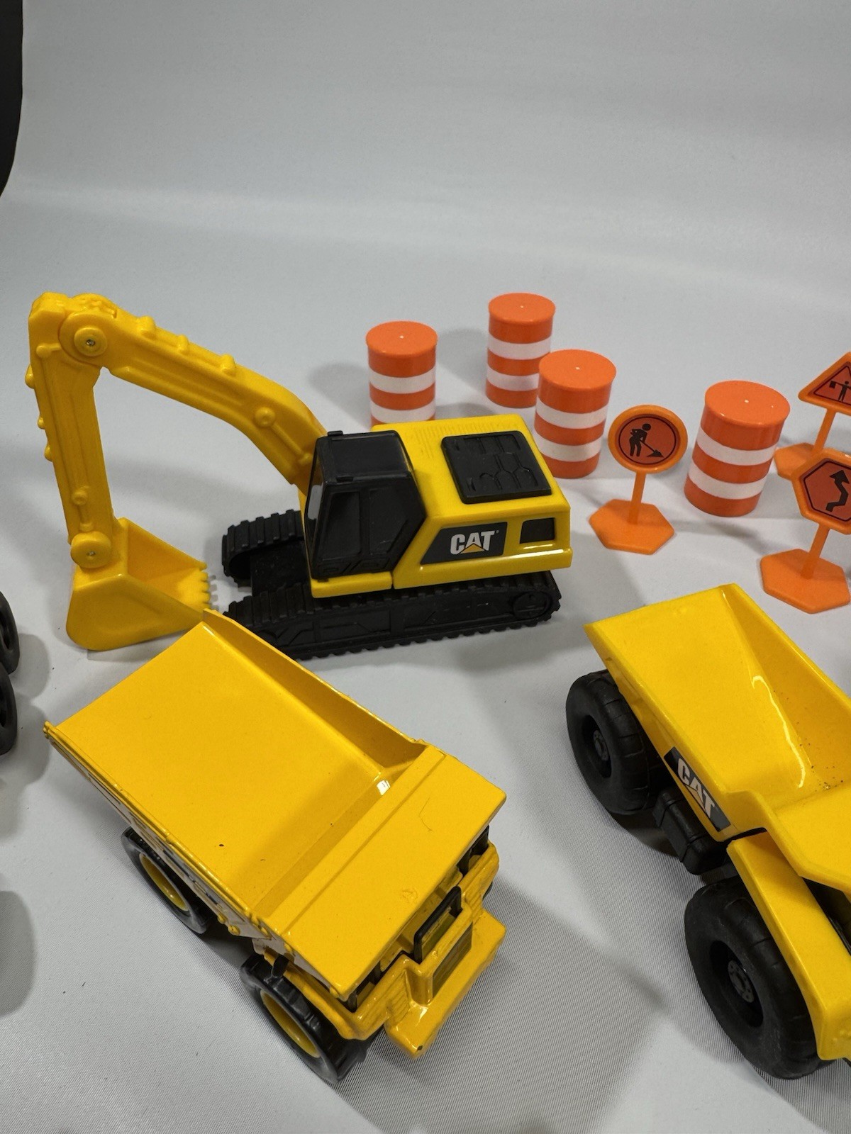Toy Caterpillar Construction Plastic Mini Trucks lot Of 9 With Acessories