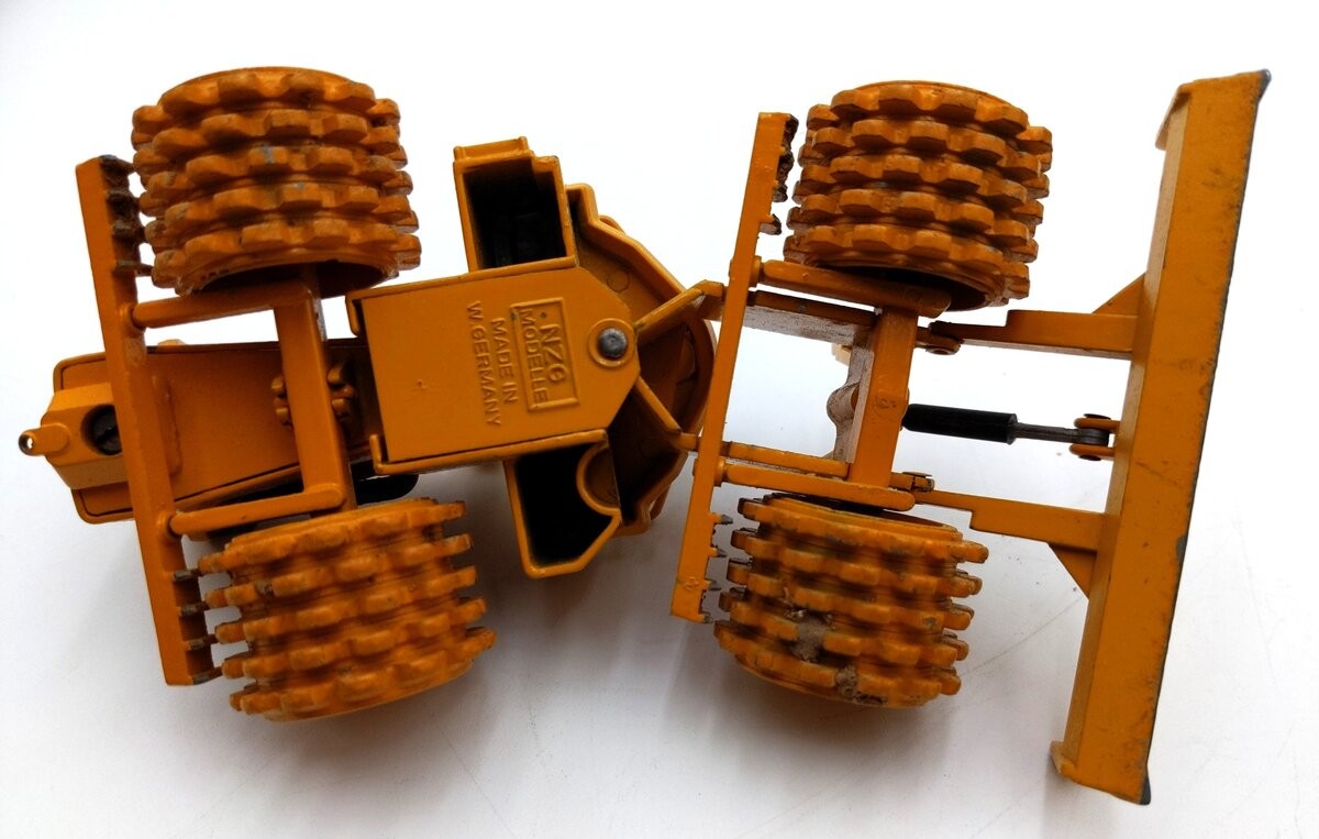 NZG 135 1:50 Scale Diecast Caterpillar 825 Compactor – Yellow/Box