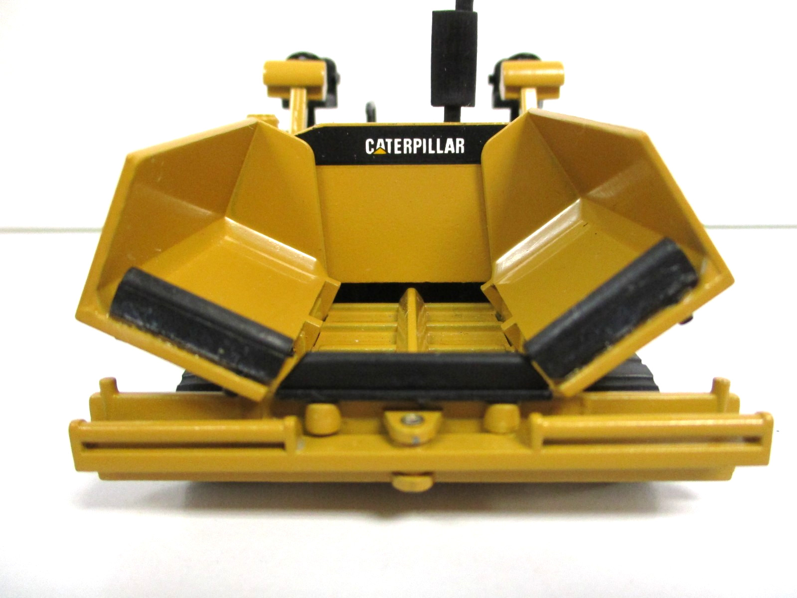 NZG – CATERPILLAR CAT AP-1050 ASPHALT PAVER – 1/50 DIECAST