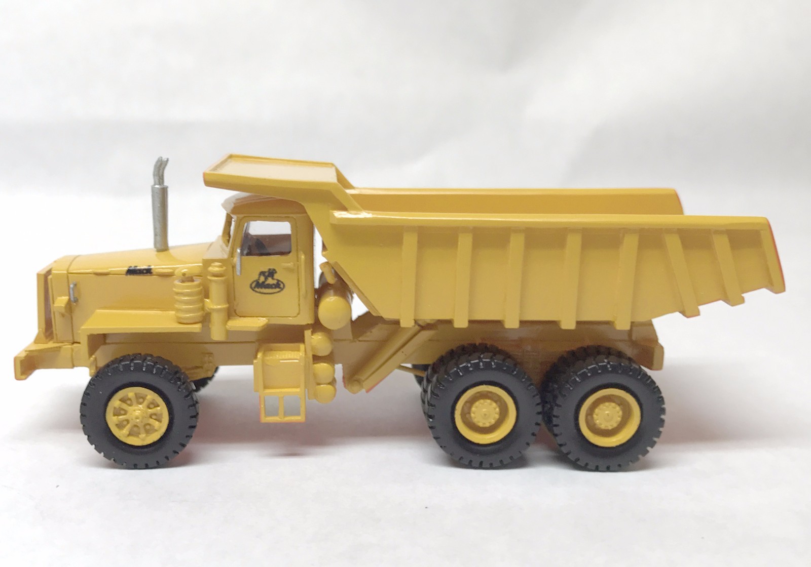 HO 1/87 MACK LRVSW 6×4 34tons -Yellow – Ready Made Resin Model