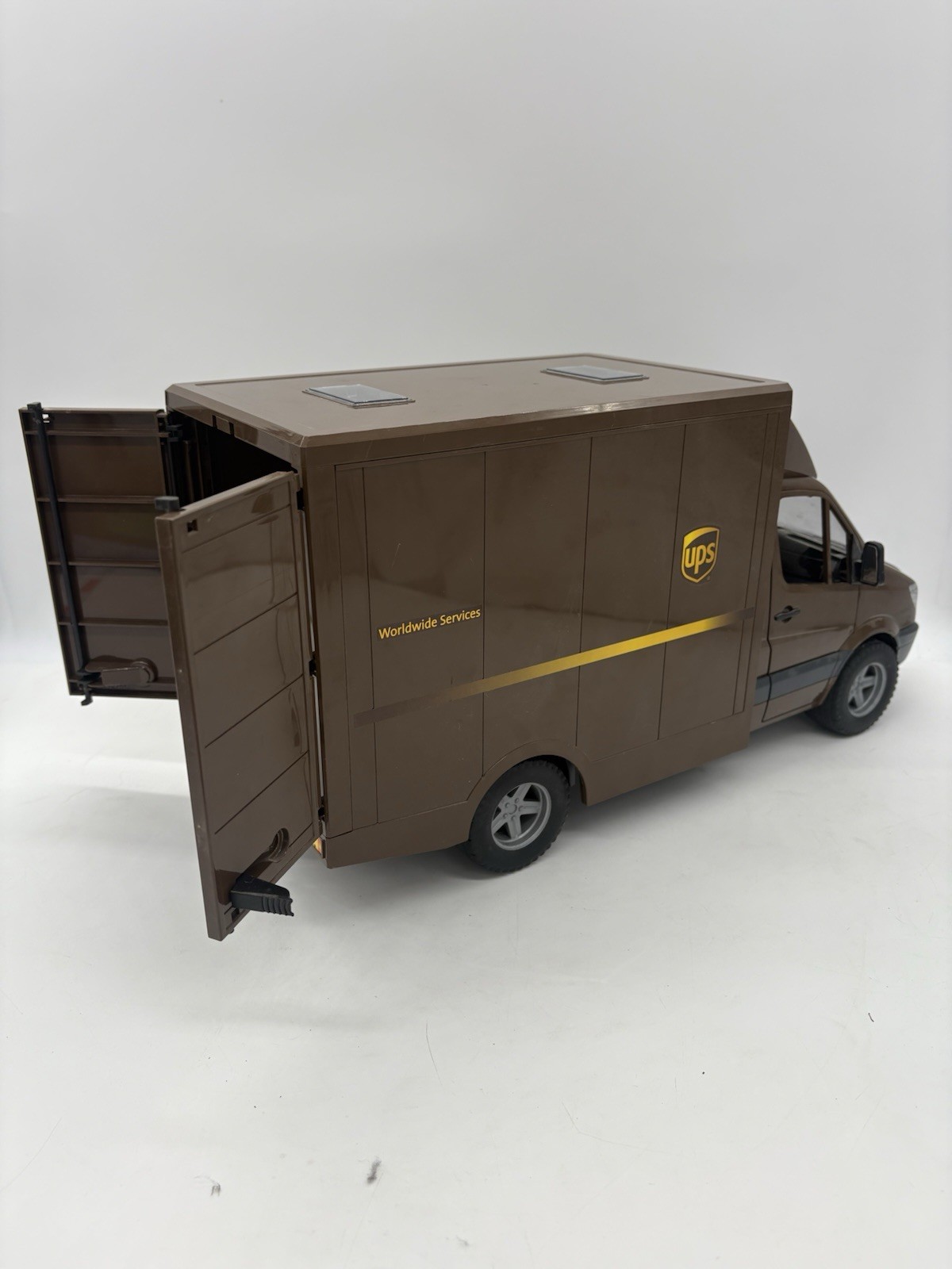 1/16 Mercedes-Benz Sprinter UPS Truck by Bruder 02678 W Figure And Pallet