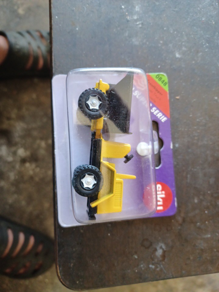 SIKU 0848 FRONTKIPPER DUMPER TRUCK ON BLISTER CONSTRUCTION TOY