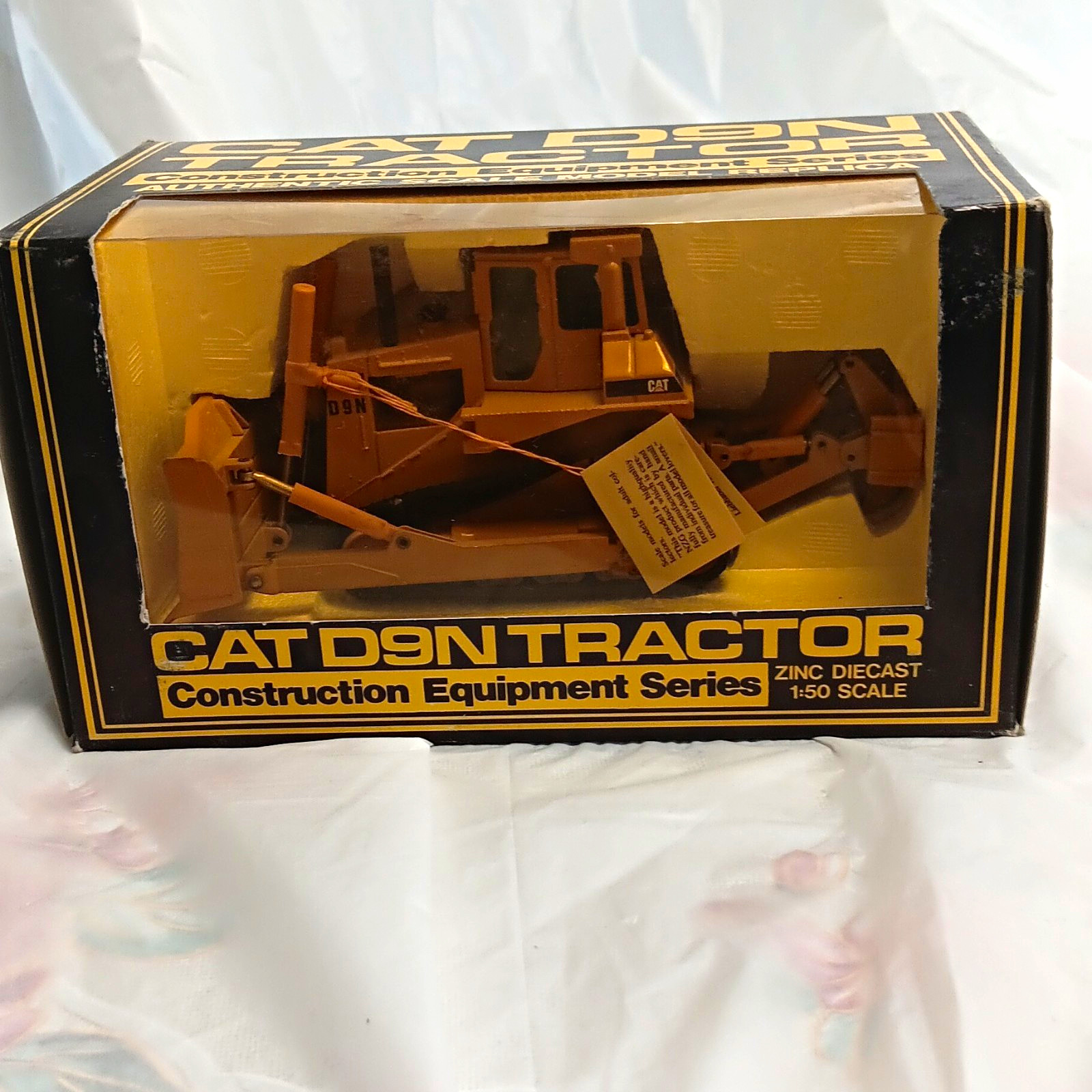 CAT D9N Tractor 1:50 Yellow Zinc Diecast Construction Equipment Series Model