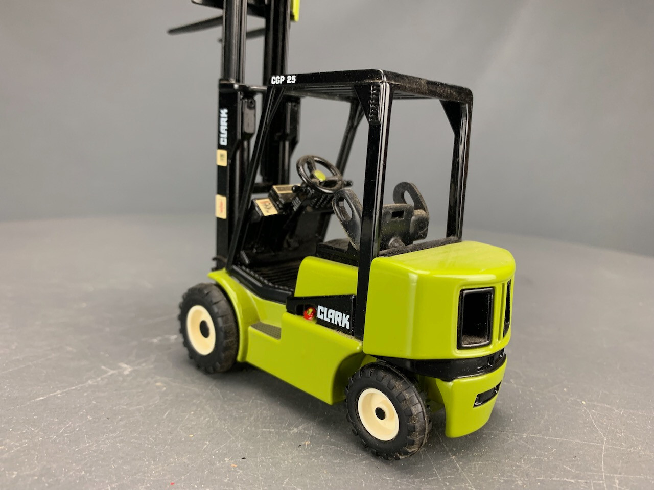 1:24 Diecast Clark CGP 25 Forklift D1453