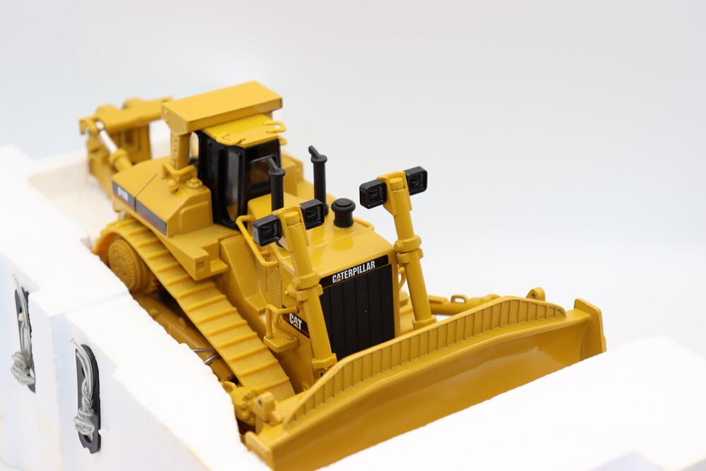 Norscot CATERPILLAR 1/50 Cat D11R Track-Type Tractor For Collection Gift