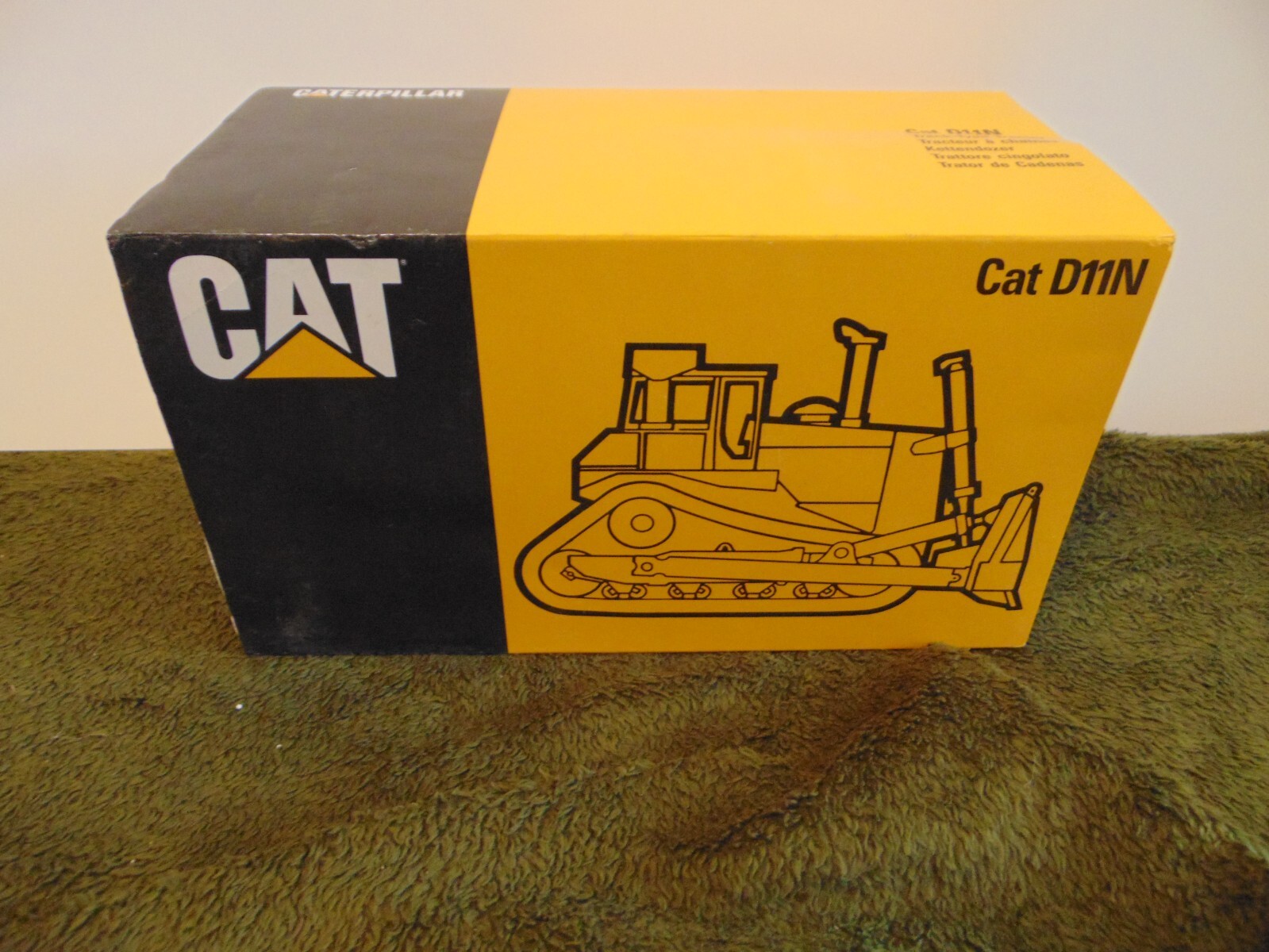Conrad 2852 Cat Caterpillar BullDozer Dozer Track Type Tractor Die Cast Model