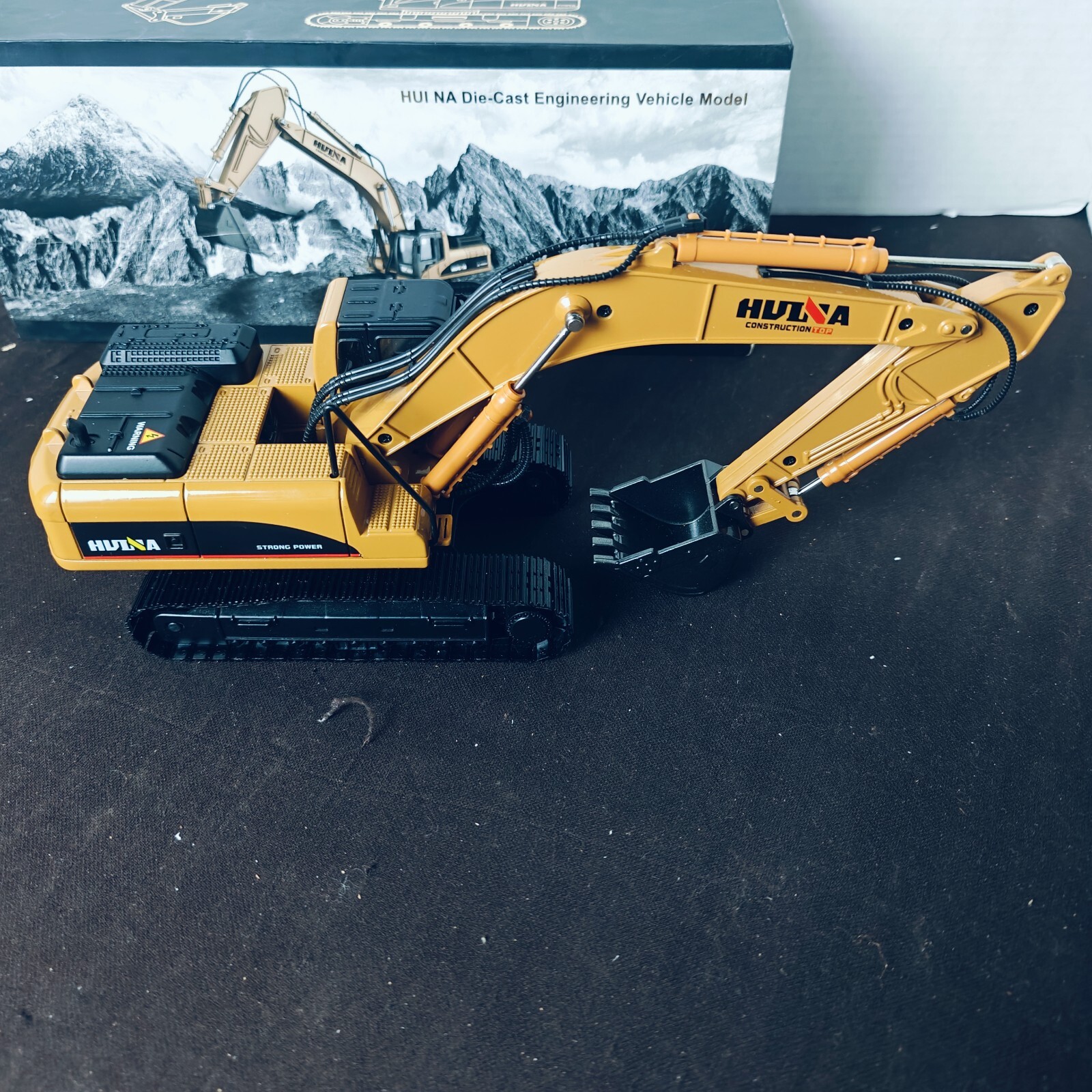 Huina Die Cast Tractor Excavator Digger 1:40 Static Model metal MIB