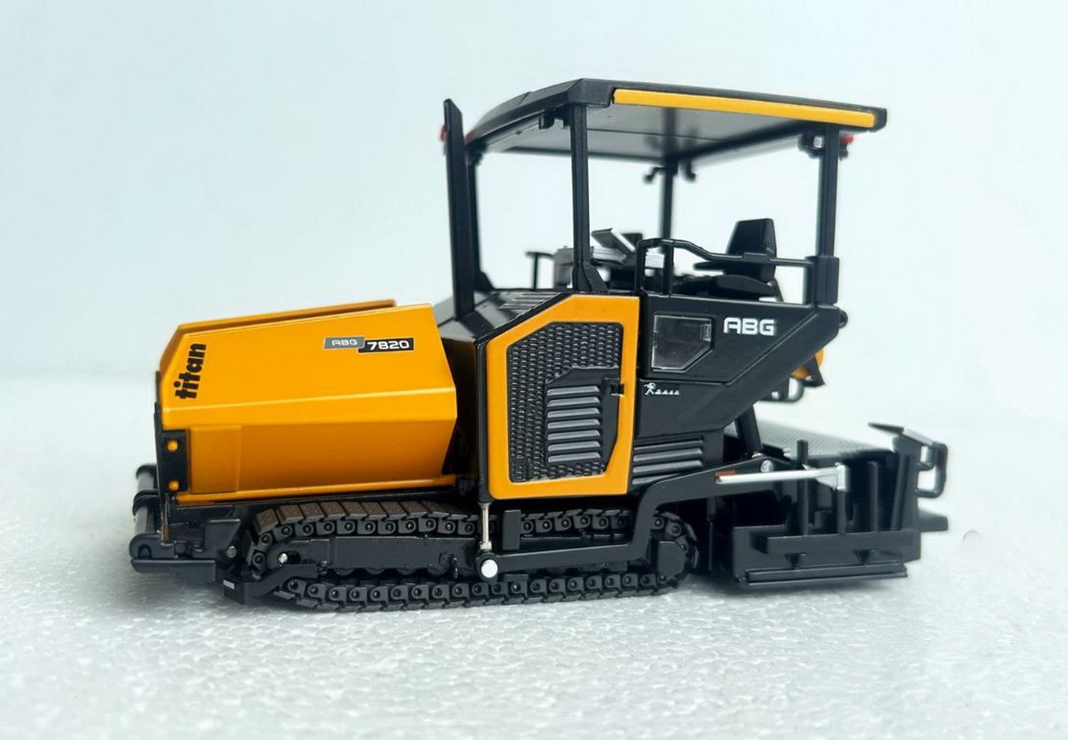 1/50 Scale AMMANN ABG 6820 TRACKED ASPHALT PAVER Yellow Diecast Model Toy Gift