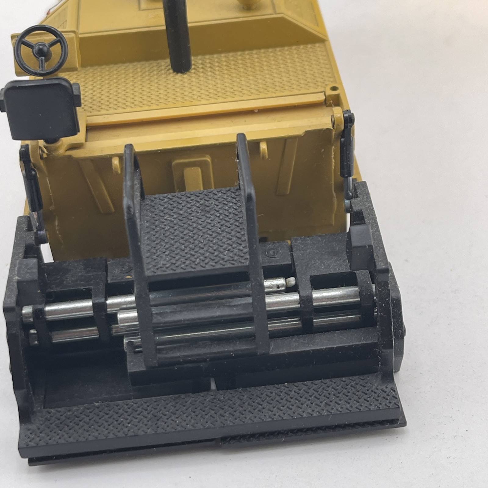 Caterpillar Cat AP-1000B Asphalt Paver – NZG 1:50 Scale Diecast Model #479.1 New