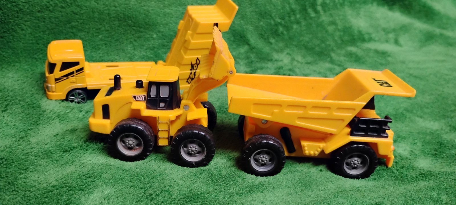 Lot of 3 /CAT Caterpillar Dump Truck Small Toy Big Builder TCY 4″ #5201 & 2 more