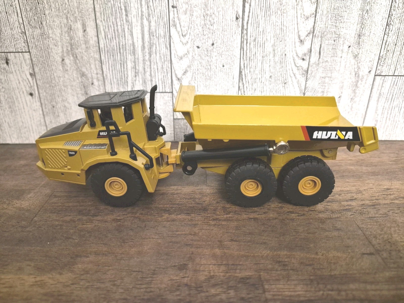 Huina 1/50 SCALE Articulating Dump Truck Mining Earth Moving Realistic Model