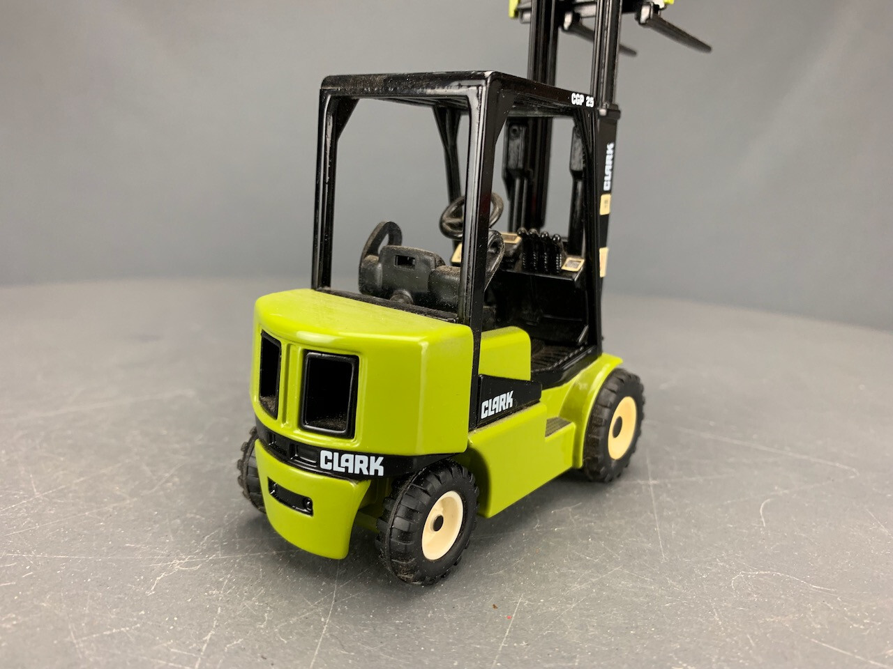 1:24 Diecast Clark CGP 25 Forklift D1453