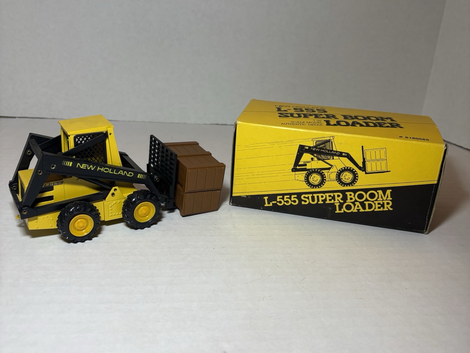 NZG New Holland L-555 Super Boom Loader, Diecast 1/25