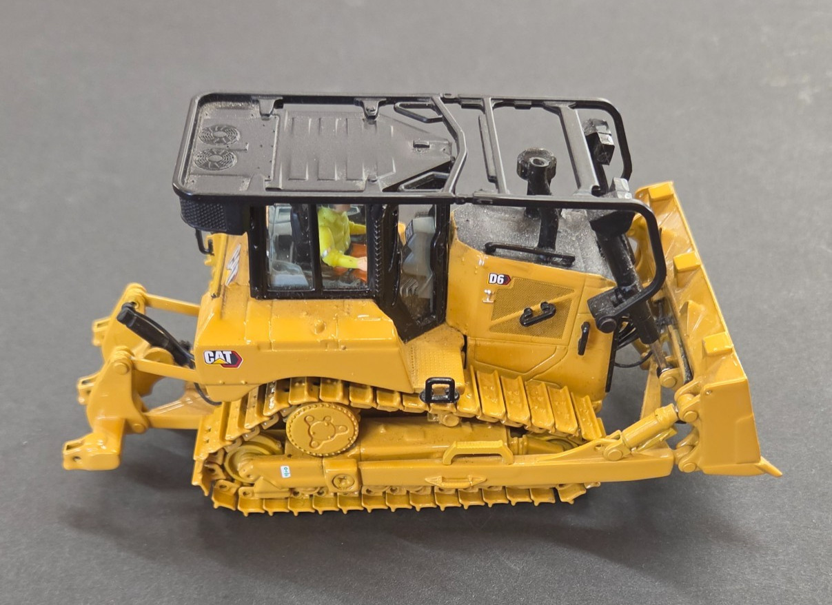 1/50 Caterpillar CAT D6 Track Tractor Dozer w/ SU Blade Diecast Masters 85553