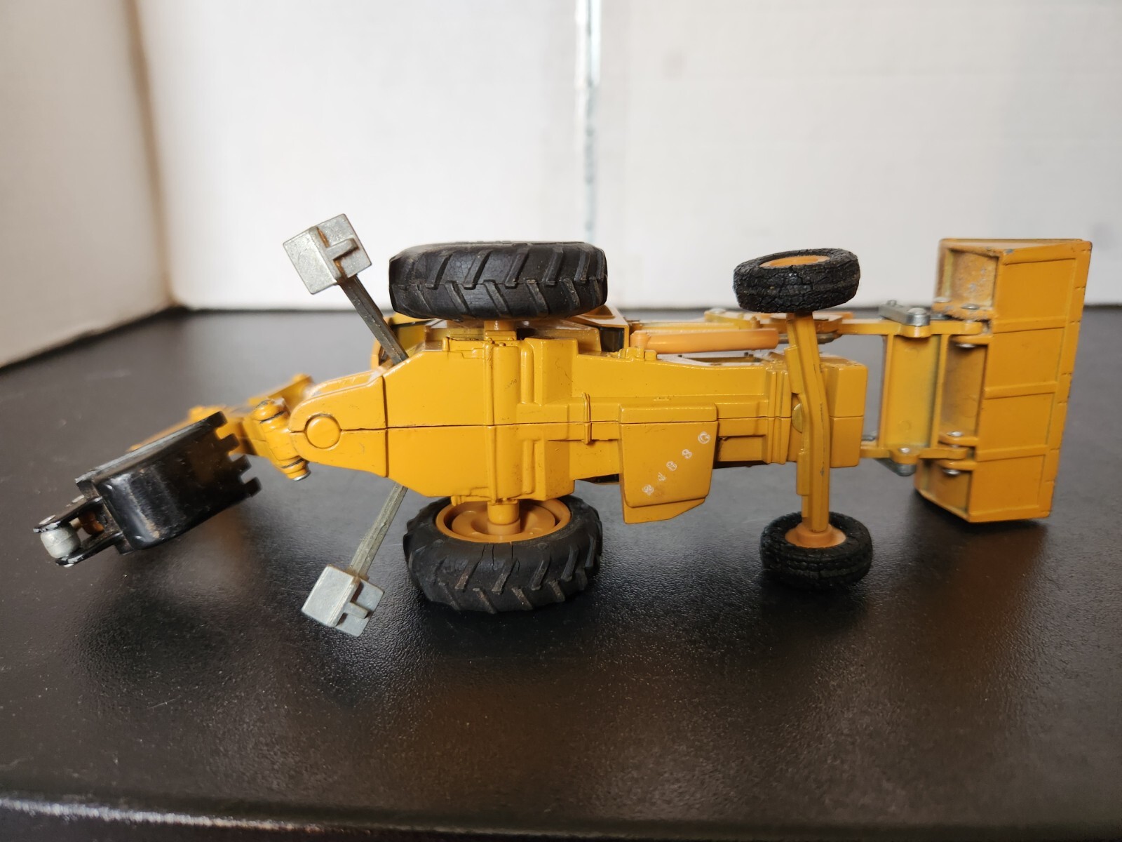 ERTL 1:64 Ford Backhoe Front Loader Yellow Die Cast Toy 2807G Iowa USA