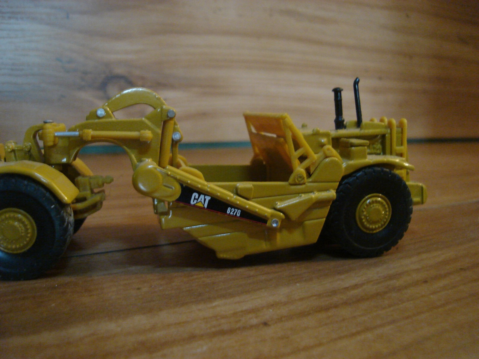 Norscot HO Scale Cat 627G Auger Scraper With Auger/ Cat D5M LGP Track