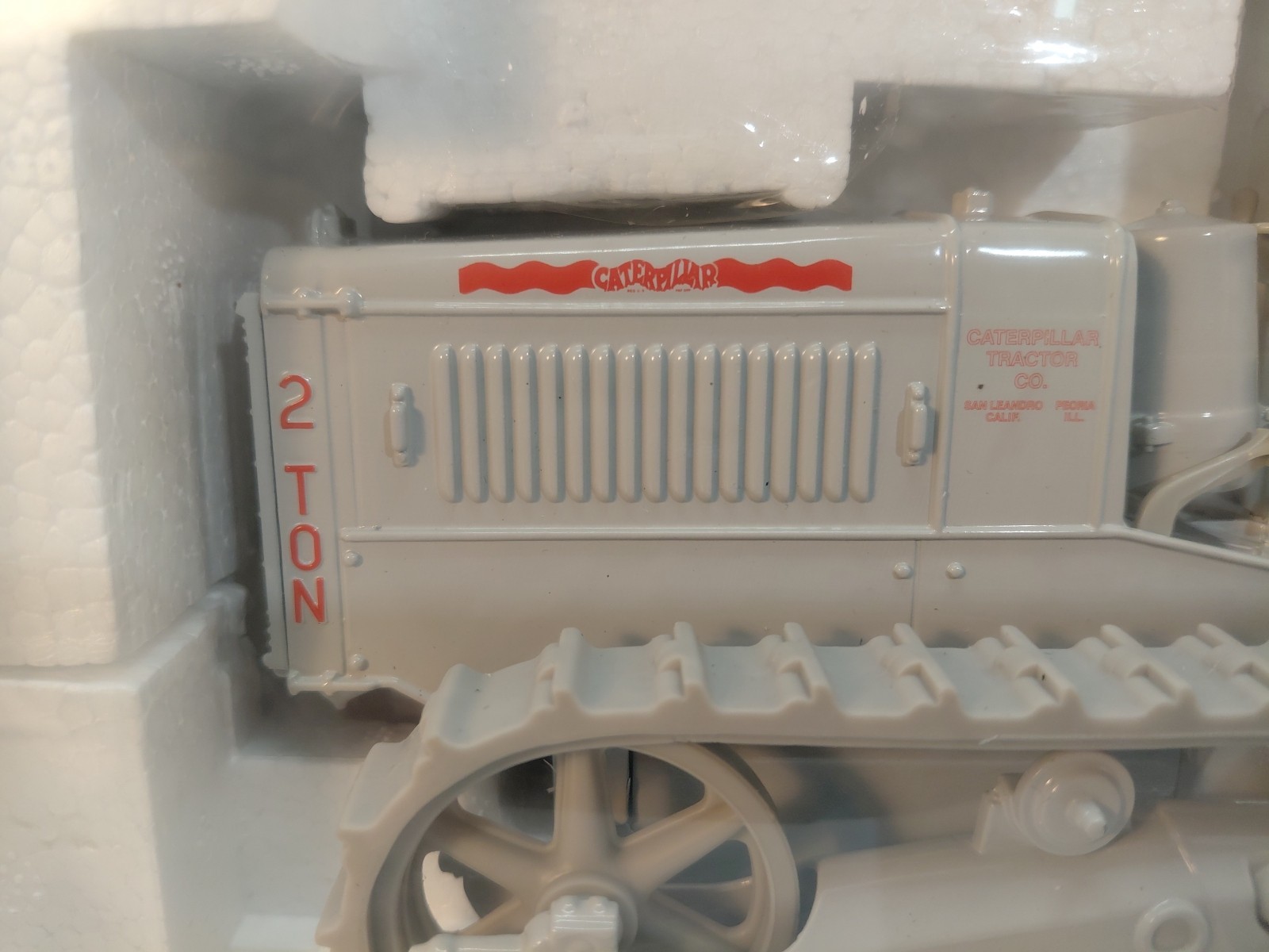 Vtg Cat 2-ton tractor 1:16 scale NIB by Norscot models, made in China 2001