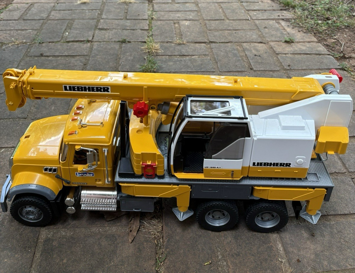 Bruder Mack Granite Liebherr Crane Truck 1:16 Scale 25 Inch Complete Working