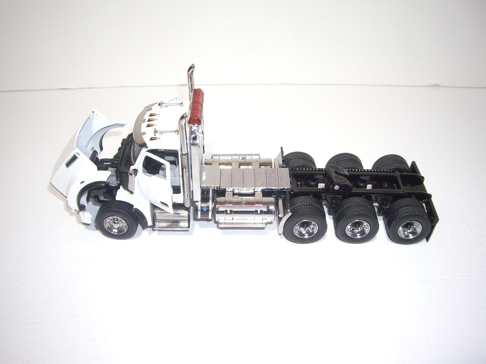 DIECAST MASTERS 1/50 WHITE TRI-AXLE KW T880&TRI-AXLE LOWBOY SAME AS FIRST GEAR