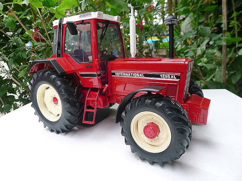 1:16 UH International 1255 XL Tractor Farm Vehicle Machinery Diecast Alloy Model