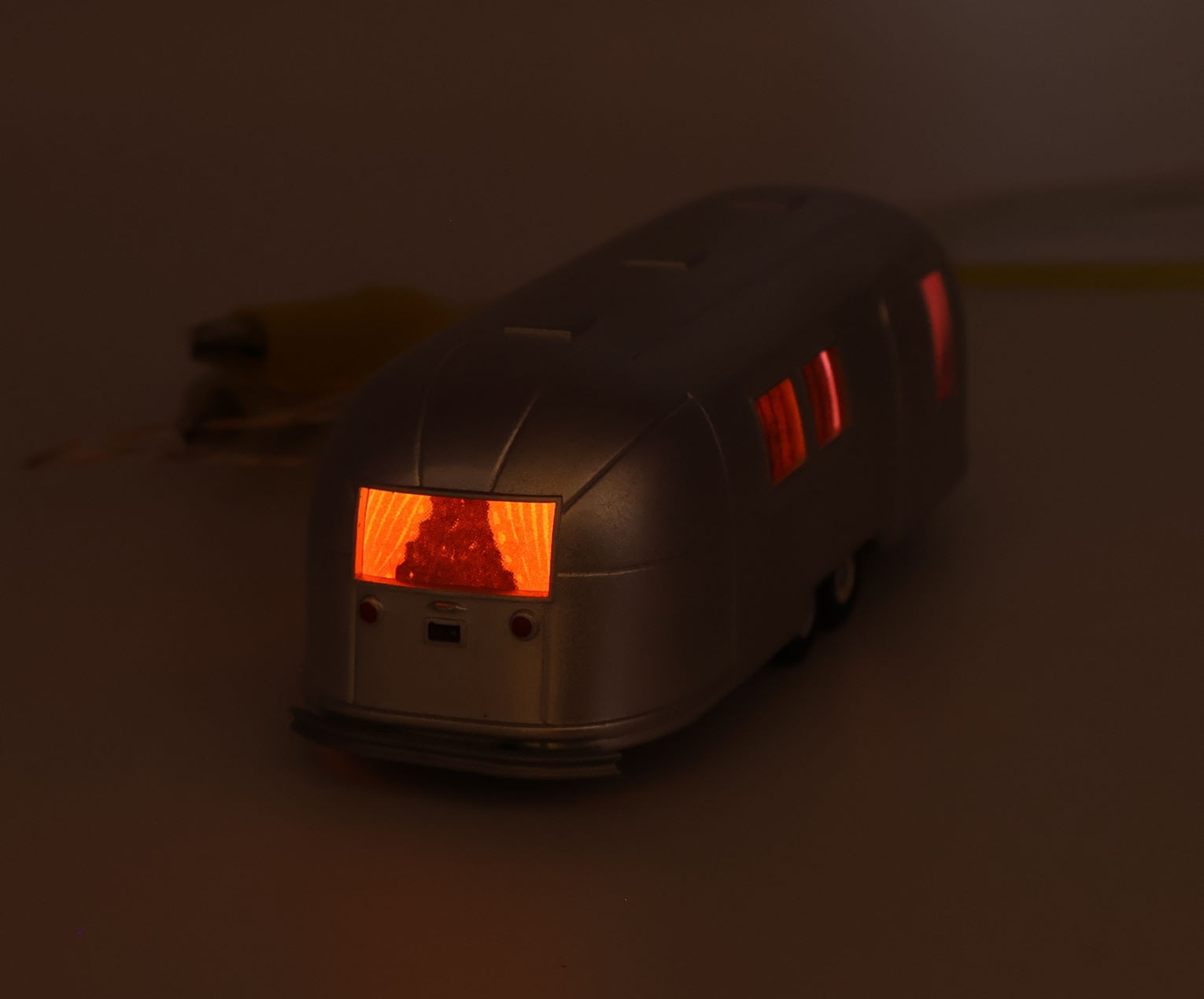 HO Scale Airstream 2-Axle Lighted Camper Accessory Bundle