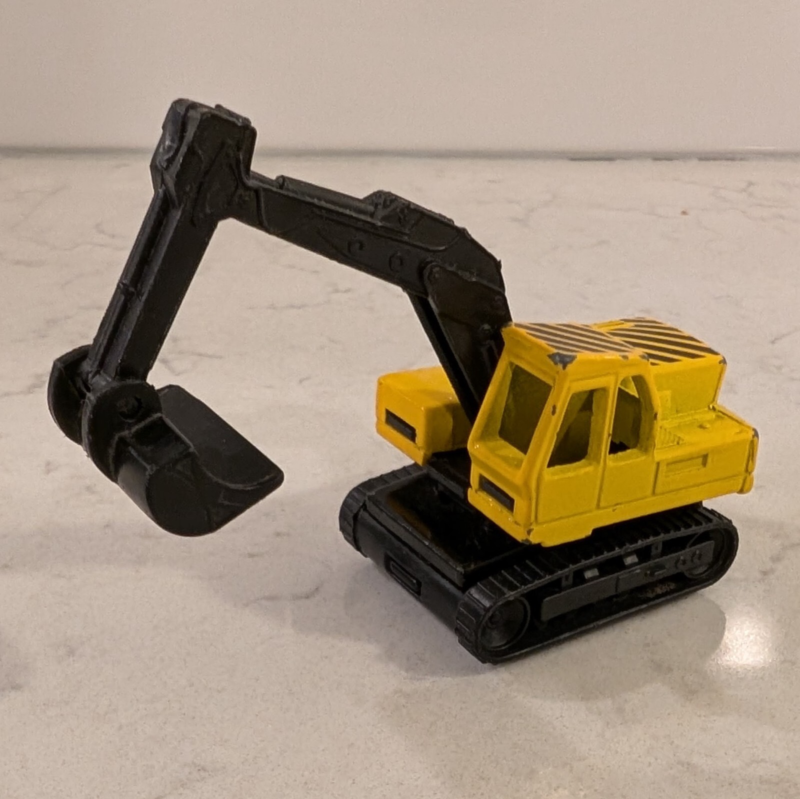 VTG 1990-1991 Matchbox Atlas Excavator MB32 yellow w/ black stripes 1:100