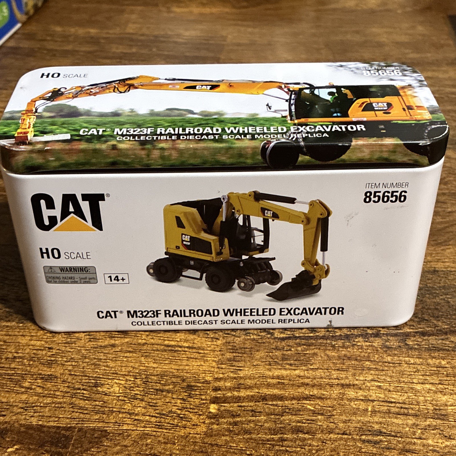 CAT M323F Railroad Wheeled Excavator HO Scale Diecast Yellow/Black 85656