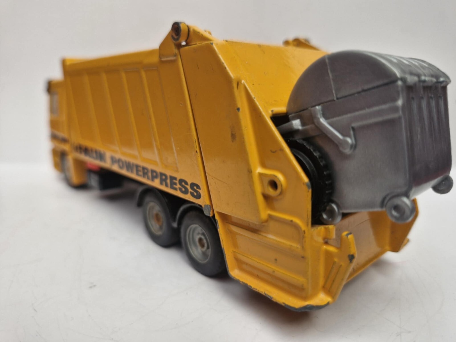 Siku Super Series Mercedes Actros Garbage Truck 1:55 die cast unboxed used cond
