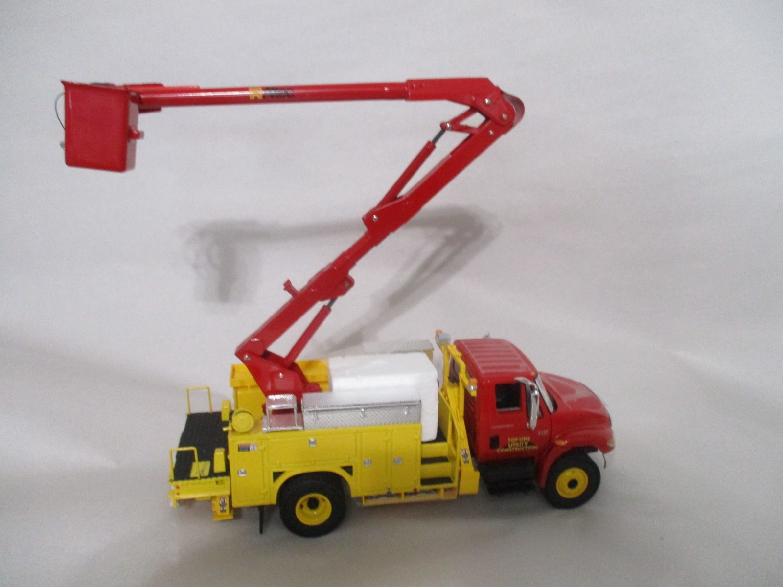 First Gear Top Line Construction International Utility Truck 1/34 diecast w/ Box