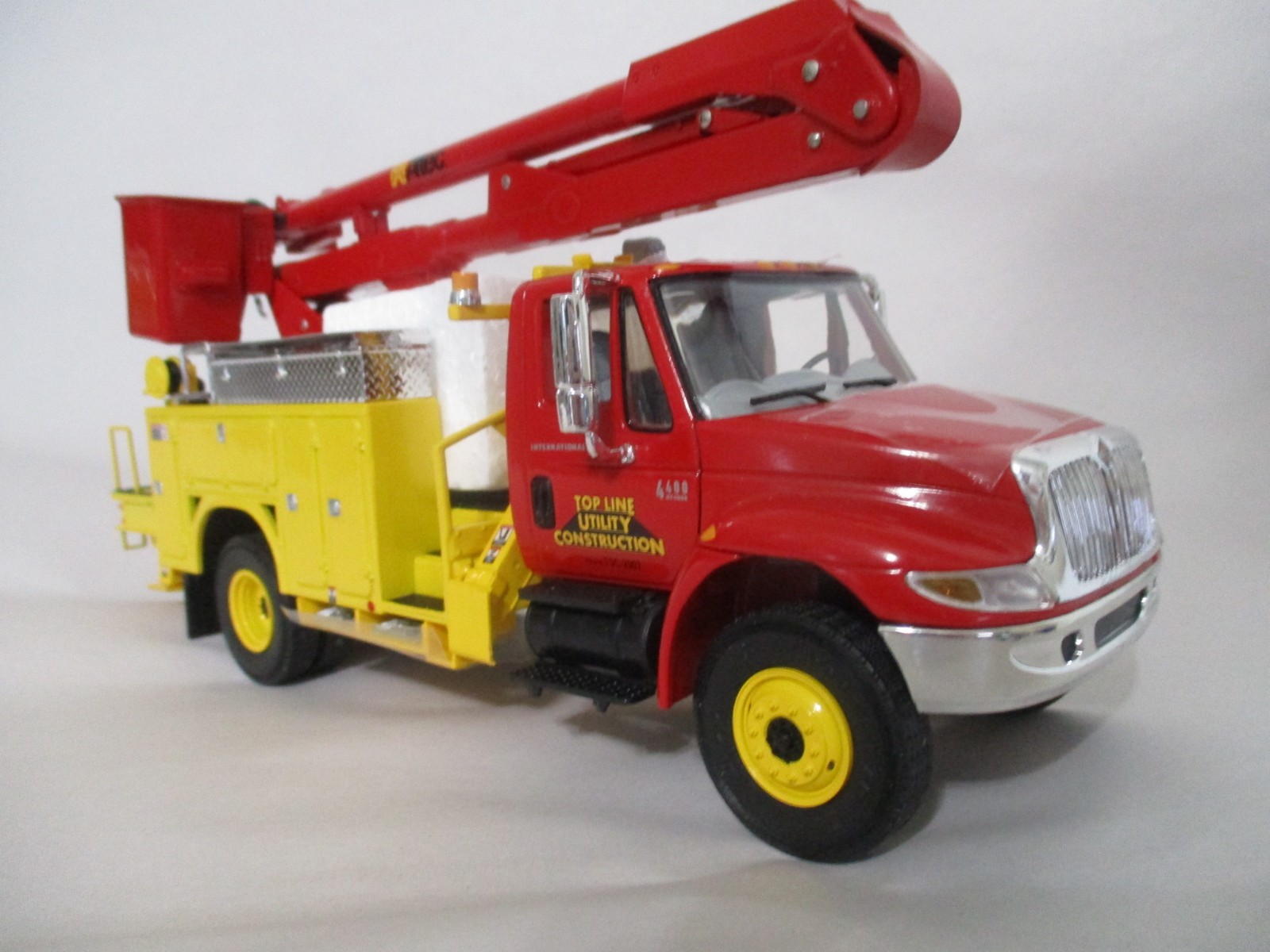 First Gear Top Line Construction International Utility Truck 1/34 diecast w/ Box